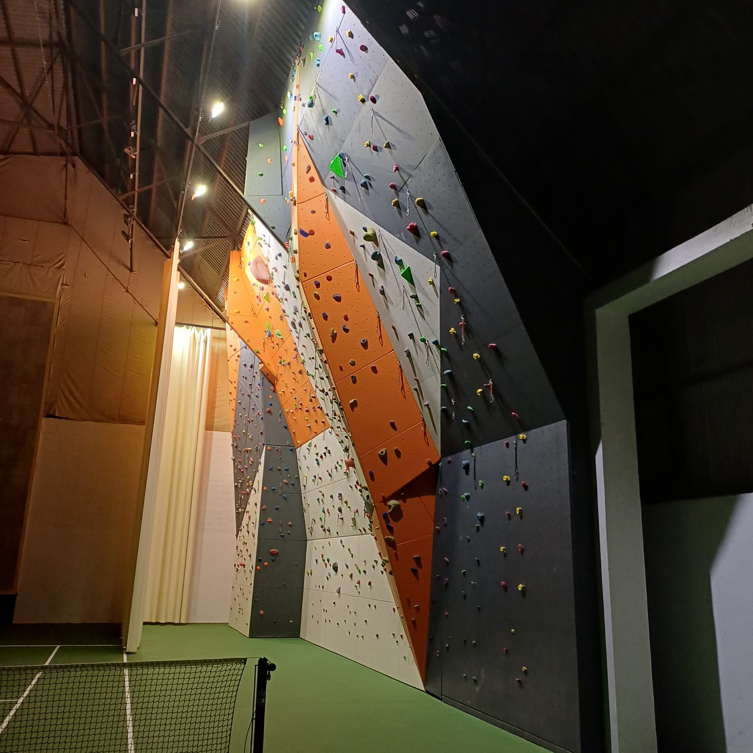 Rocódromo de Villaviciosa - Vista general de las instalaciones con diferentes vías de escalada