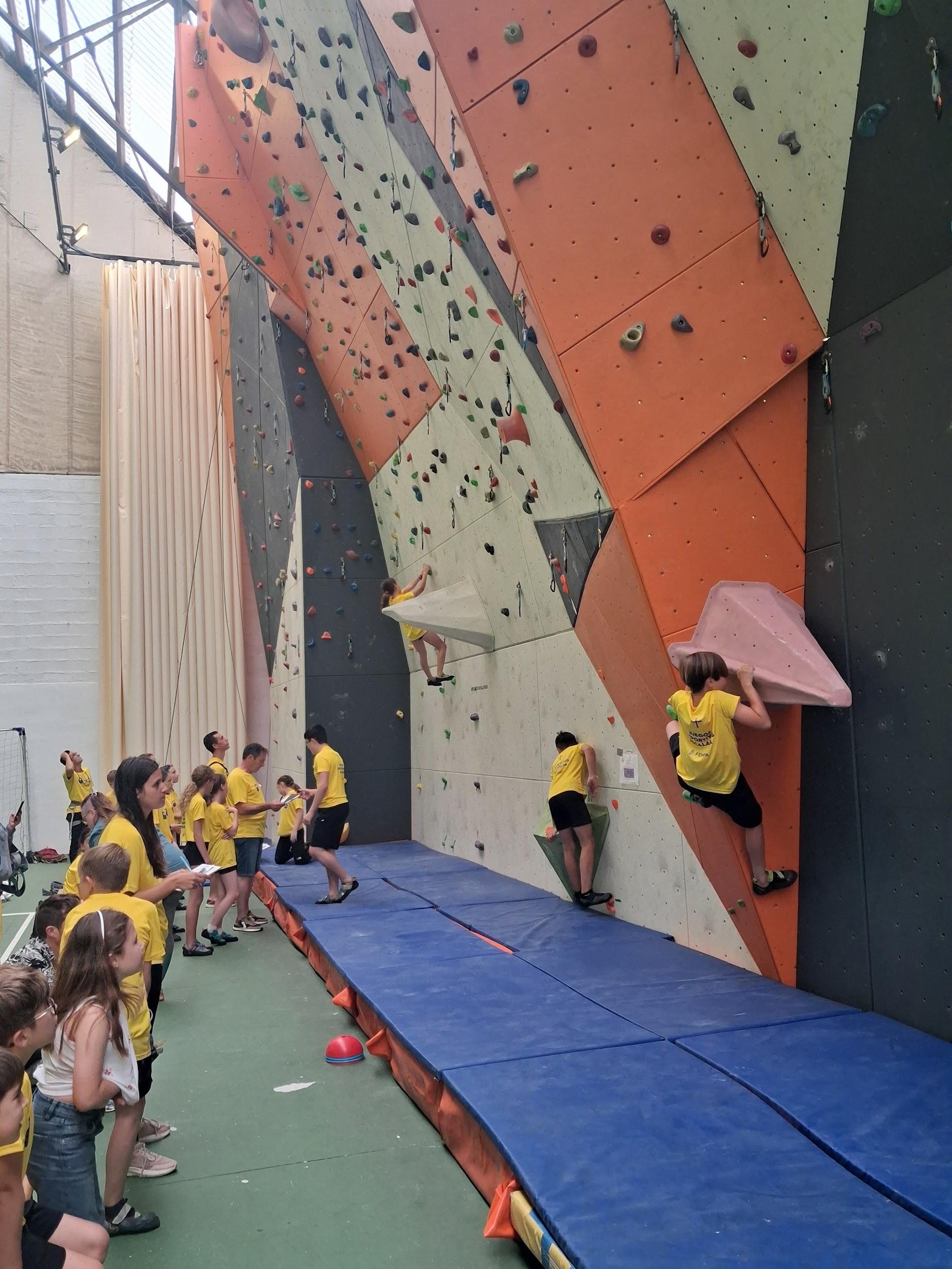 Actividad de escalada en el Roc&oacute;dromo Juan Parrondo
